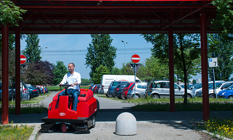 RCM R850 podczas zamiatania parkingu przemysłowego